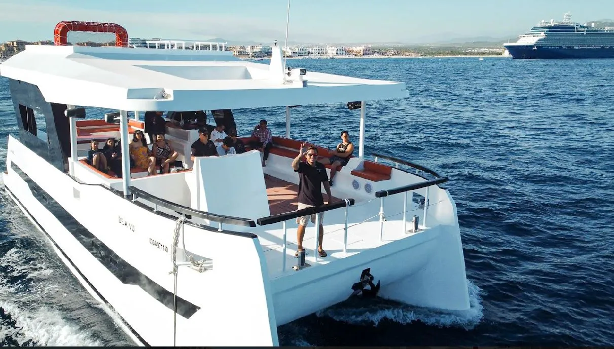 Catamarán en renta para grupos grandes en Cabo San Lucas